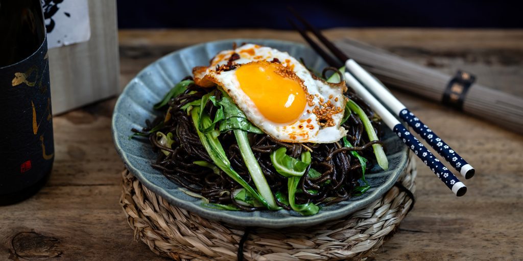 Sobanudlar med pak choi, ingefära och salladslök
