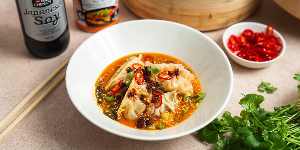 Enkla dumplings i röd curry med salladslök, sesamfrön och Crispy Chili Oil