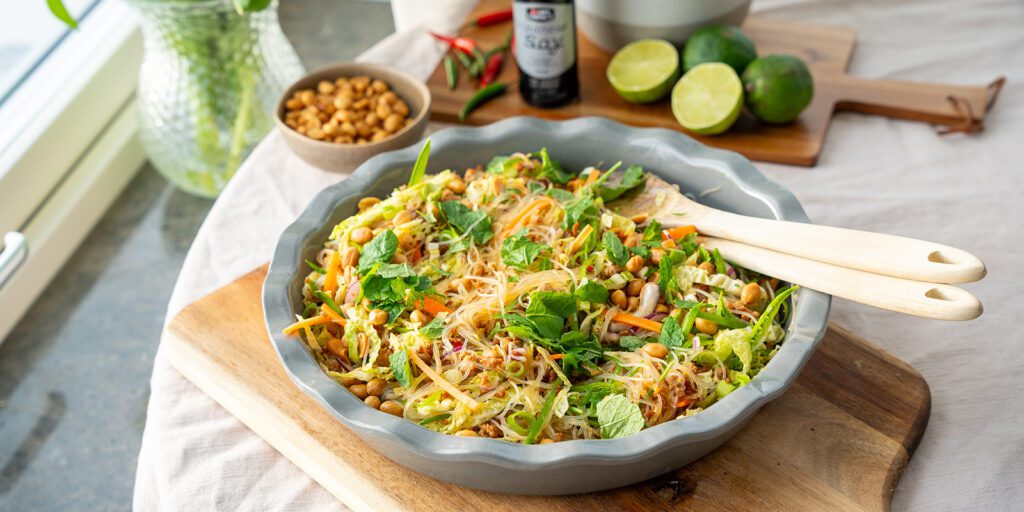 Glasnudelsallad med fläsk och grönsaker