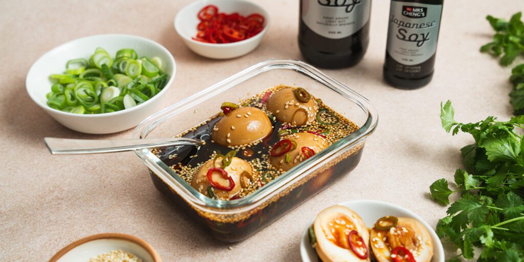 Sojamarinerade ägg med chili, salladslök och sesamfrön