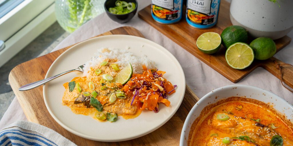 Snabb ugnsbakad lax med panaeng curry och kålsallad
