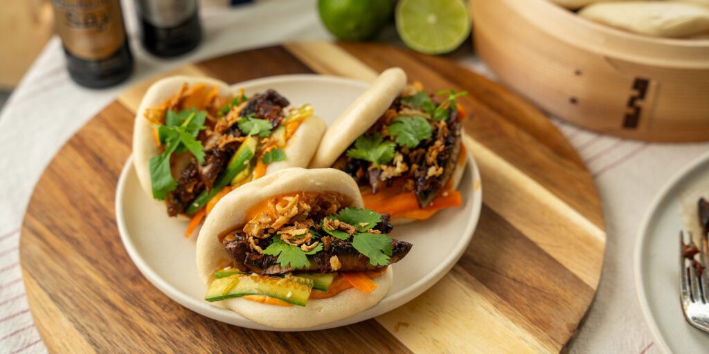 Bao buns med sojabakad portabellosvamp och gochujangmajonnäs