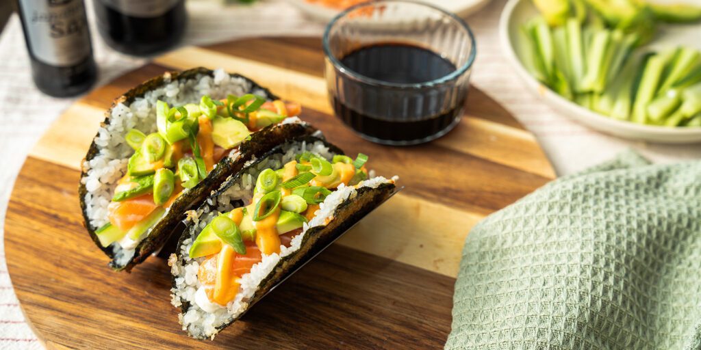 Friterade sushitacos med lax, avokado och srirachamajo