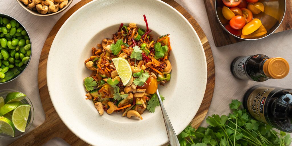 Crispy rice salad med kycklingkebab och sojadressing
